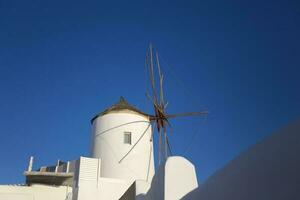 tradicional moinho de vento dentro oia em santorini ilha, Grécia foto