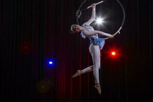 circo acrobatas ginastas executar em uma etapa Sombrio fundo. foto