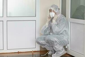 Exausta médico dentro protetora médico roupas durante a coronavírus epidemia. foto
