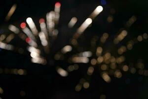 em um bokeh de fundo preto de explosões de fogos de artifício coloridos. foto