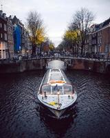 amsterdam, holanda 2018- um barco em amsterdam foto