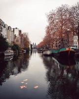 vista da orla de amsterdã, holanda foto