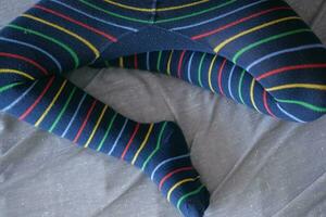 uma colorida suave meias em criança pés . foto