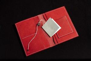 aberto couro vermelho Bolsa com bolsos em uma Sombrio fundo. foto