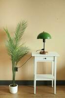 uma luminária em de madeira mesa e uma decorativo plantar às casa foto