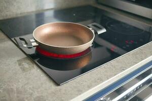 cozinhando panela em elétrico forno, elétrico fogão é aquecido para vermelho. foto