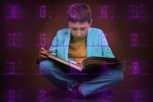 uma Garoto dentro uma terno senta com uma livro em a abstrato futurista fundo com números. a processo do ganhando conhecimento. foto