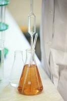 laboratório com vidro teste tubos para alcoólico bebidas. foto