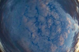 bandeira lindo Grosso azul nuvens com Rosa veias. místico céu. foto