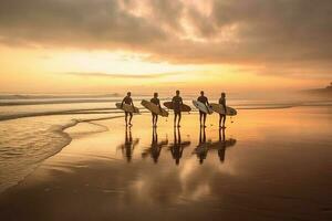 quatro surfistas andar ao longo a de praia generativo ai foto