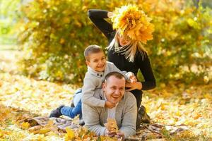 retrato de família feliz relaxante no parque outono foto