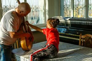 acústico guitarra amarrando, para faço uma reparar foto