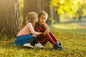 dois meninas dentro outono parque foto