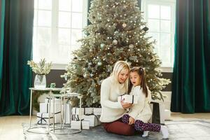 feliz família mãe e bebê pequeno criança jogando dentro a inverno para a Natal feriados foto