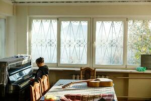 pequeno menina tocam a velho piano dentro a velho casa foto