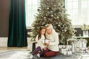 cenário do mãe e filha com presente caixas, Natal foto