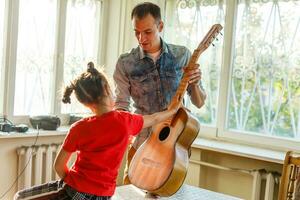 acústico guitarra amarrando, para faço uma reparar foto