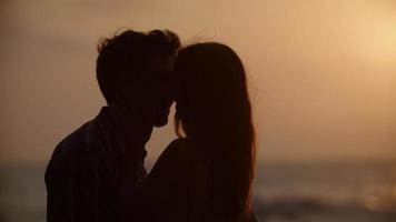 retrato de jovem casal se beijando na praia foto