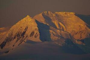 lemaire estreito costeiro paisagem, montanhas e icebergs, antártico Península, antártica. foto