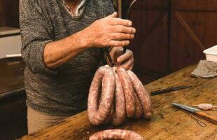 feito à mão linguiça preparação, Argentino tradição, pampas, patagônia foto