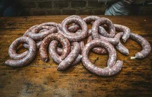 feito à mão linguiça preparação, Argentino tradição, pampas, patagônia foto