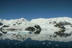 paraíso baía montanhas paisagem, antártico pennsula. foto