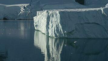 lemaire estreito costeiro paisagem, montanhas e icebergs, antártico Península, antártica. foto