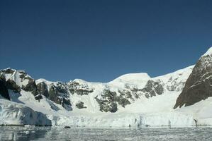geleiras e montanhas dentro paraíso baía, antártico Península, antártica.. foto