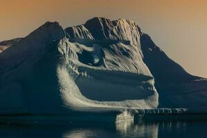 flutuando icebergs dentro paraíso baía, antártica. foto