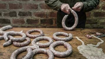 feito à mão linguiça preparação, Argentino tradição, pampas, patagônia foto