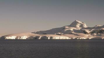 antártico montanhas panorama , perto porta lacroix, antártica. foto