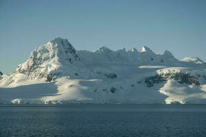 antártico montanhas panorama , perto porta lacroix, antártica. foto