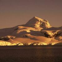 lemaire estreito costeiro paisagem, montanhas e icebergs, antártico Península, antártica. foto