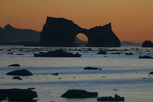 lemaire estreito costeiro paisagem, montanhas e icebergs, antártico Península, antártica. foto