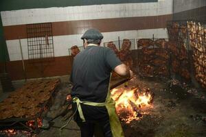 gaúcho assado churrasco, linguiça e vaca costelas, tradicional Argentino cozinha, Patagônia, Argentina. foto