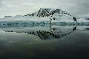 antártico montanhas panorama , perto porta lacroix, antártica. foto