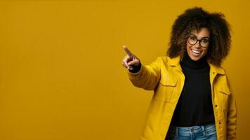 fechar-se foto do legal africano americano mulher apontando para esvaziar espaço para Preto Sexta-feira preços em uma amarelo fundo
