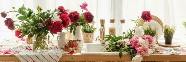 a cozinha bancada é decorado com peônias. a interior é decorado com Primavera flores foto