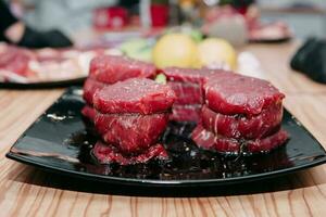 cru carne carne para bife preparação. cru carne fatiado, preparação do carne para cozinhando bife às a culinária mestre aula. cru carne em uma Preto placa. foto