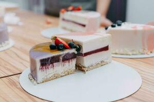 uma fatia do mousse bolo dentro a corte. fazer uma bolo às uma culinária mestre aula. cozinhando às lar, caseiro Comida foto