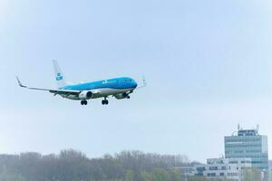 klm avião pronto para aterrissagem às Schiphol aeroporto Amsterdã, Países Baixos abril 15 2023. foto