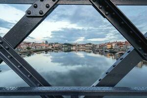 Visão a partir de porto Portugal, emoldurado a partir de de ponte Luis Eu ponte. foto