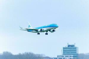 klm avião pronto para aterrissagem às Schiphol aeroporto Amsterdã, Países Baixos abril 15 2023. foto