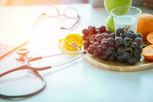 estetoscópio com fruta e leite para médico recomendar para comendo saudável Comida conceito foto