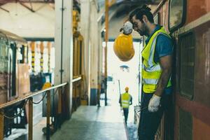 cansado Exausta trabalhador Difícil trabalhar, locomotiva engenheiro mecânico funcionários sentir fadiga trabalhos dentro trem reparar fazer compras serviço estação sujo quente local de trabalho máquina fábrica. foto