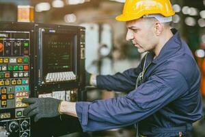 caucasiano engenheiro masculino habilidade trabalhador trabalhando operar cnc torno máquina dentro metal fábrica. foto