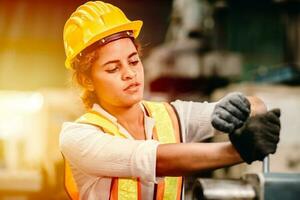 africano americano mulher trabalhador com segurança terno capacete trabalhando dentro pesado metal indústria fábrica trabalha duro mulheres. foto