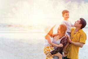 grupo do ásia família felicidade feriado verão juntos às mar de praia foto