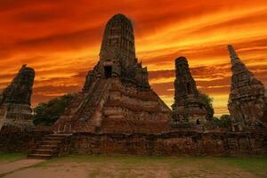 Ayutthaya histórico parque, antigo e lindo têmpora dentro Ayutthaya período wat chaiwatthanaram, Tailândia foto