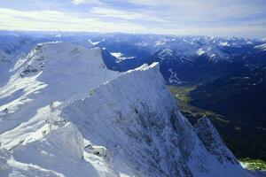 lindo Visão do a alpino picos dentro inverno foto